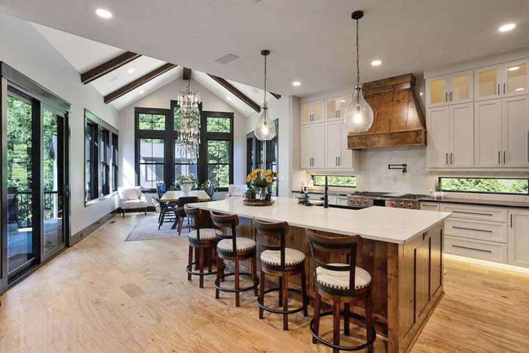 Kitchen & Dining