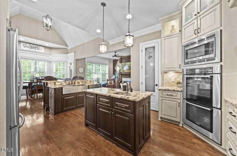 Kitchen & Breakfast Area