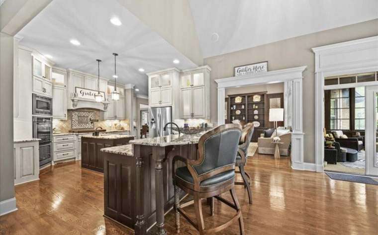 Kitchen & Breakfast Area