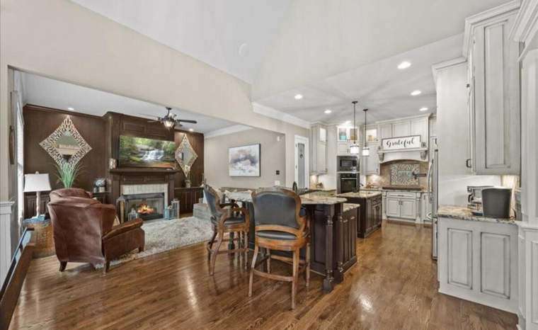 Kitchen & Breakfast Area