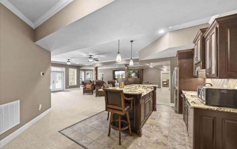 Kitchen & Breakfast Area