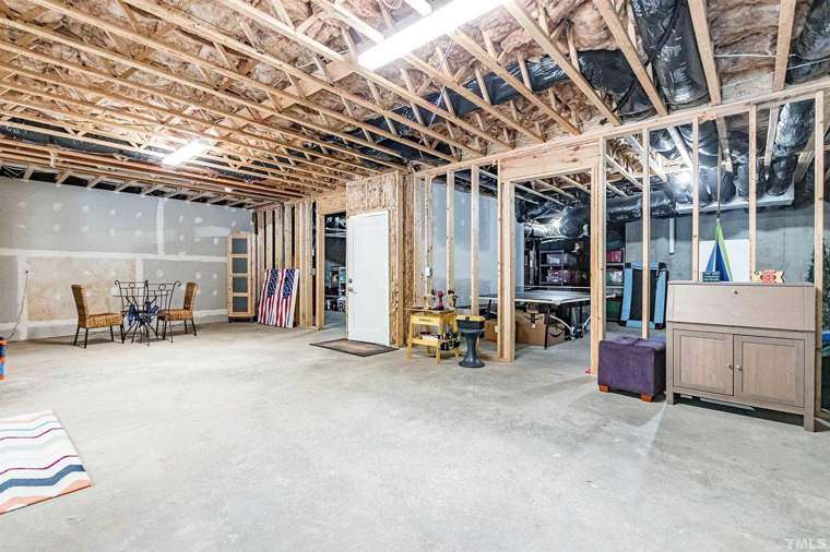 Additional Living & Features