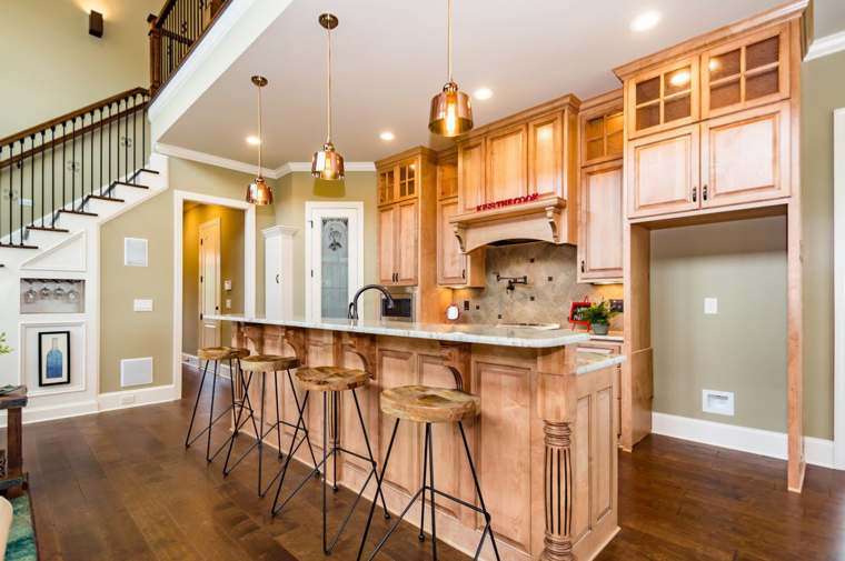 Kitchen & Breakfast Area