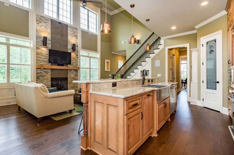 Kitchen & Breakfast Area