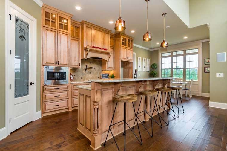 Kitchen & Breakfast Area