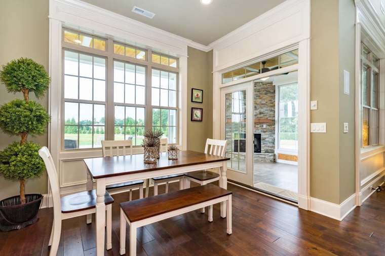 Kitchen & Breakfast Area