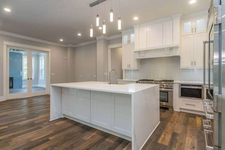 Kitchen & Breakfast Area