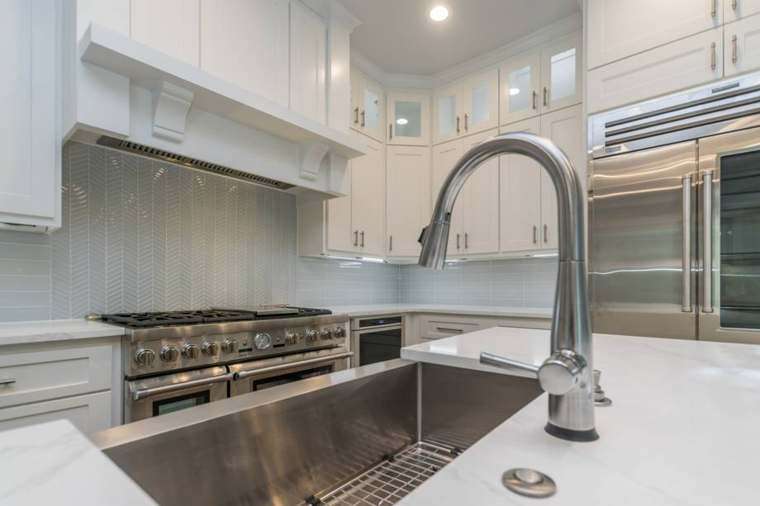 Kitchen & Breakfast Area