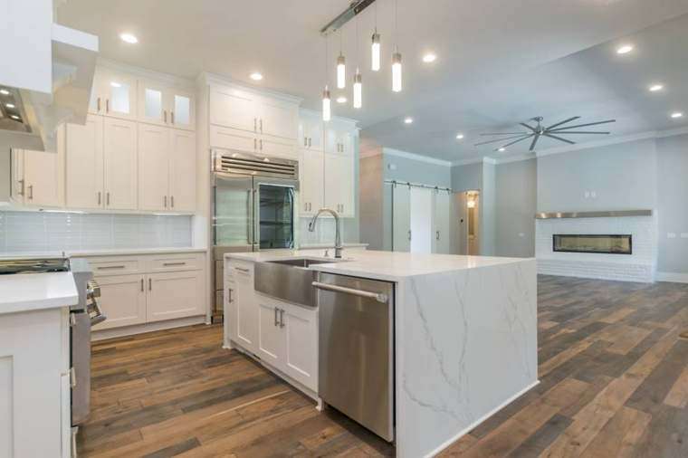Kitchen & Breakfast Area