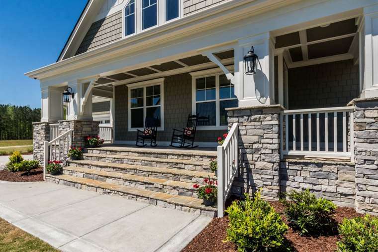 Exterior & Front Entrance
