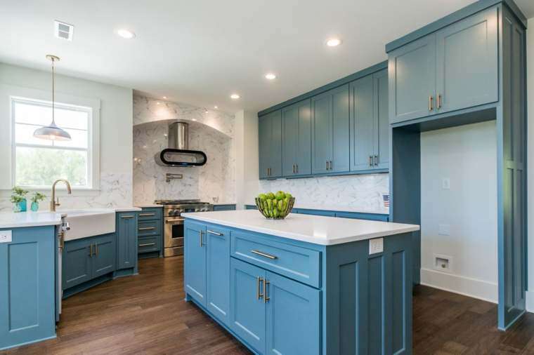 Kitchen & Breakfast Area