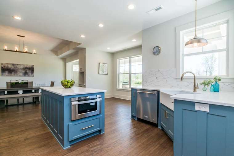 Kitchen & Breakfast Area