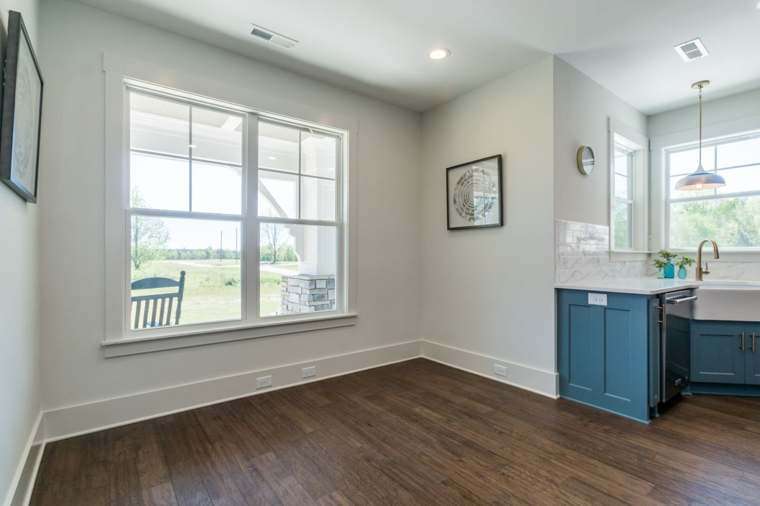 Kitchen & Breakfast Area
