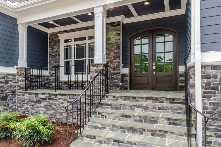 Exterior & Front Entrance