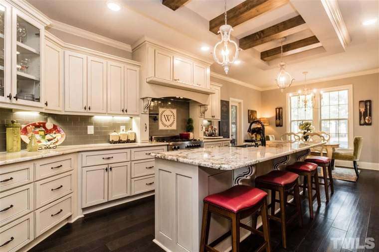 Kitchen & Dining