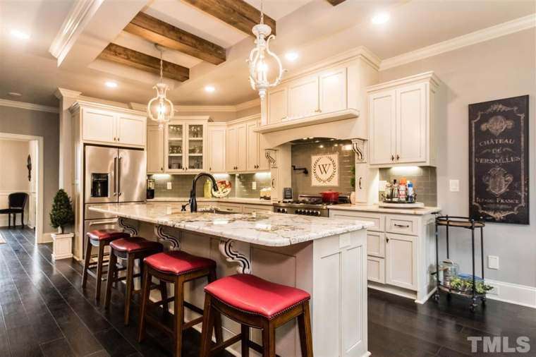 Kitchen & Dining