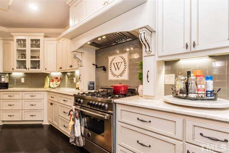 Kitchen & Dining