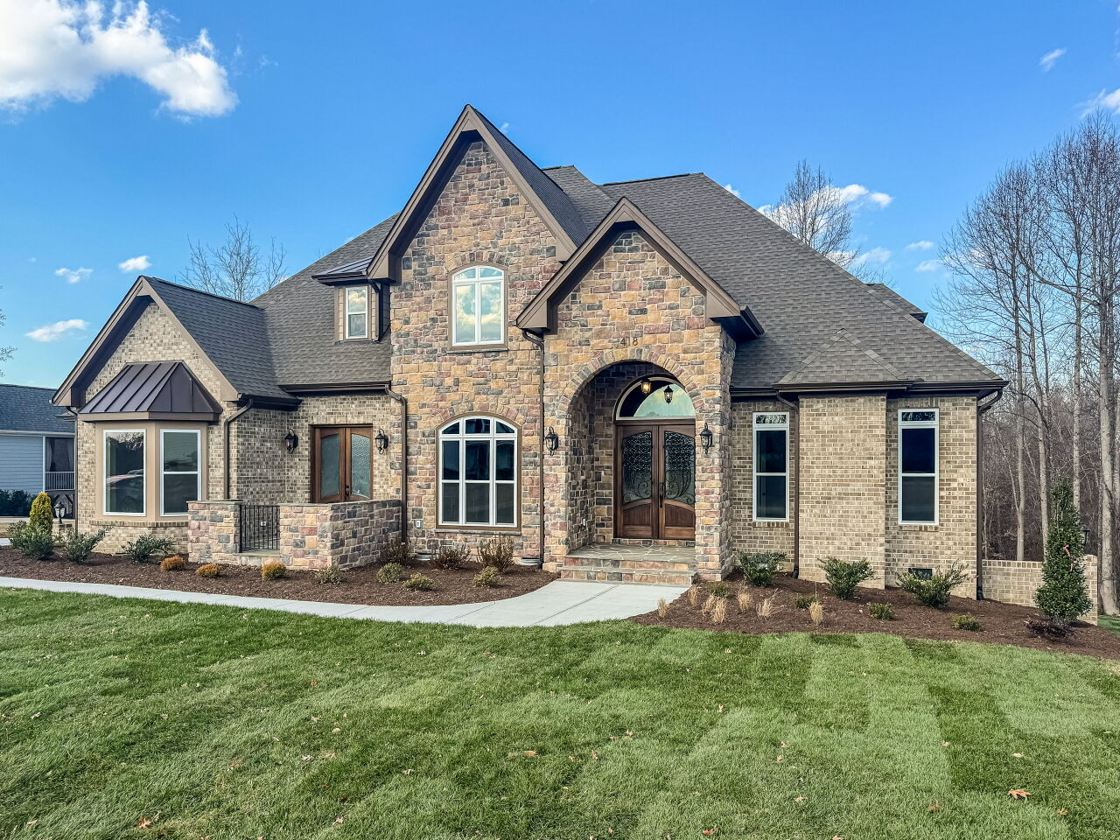 366 Portofino — Front & Rear Exteriors